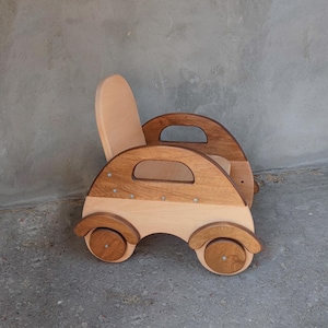 レトロな車のデザインの木製子供用椅子 かわいいベビーカーチェアとテーブルセット 子供用ヴィンテージ家具 ユニークな子供用椅子デザイン クラシックカー
