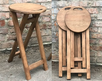 Brauner Holzklapphocker, rustikaler Klapphocker Runde tragbare Sitzfläche, faltbarer Holzhocker mit kreisförmigem Sitzgriff-Sitz-Beistelltisch