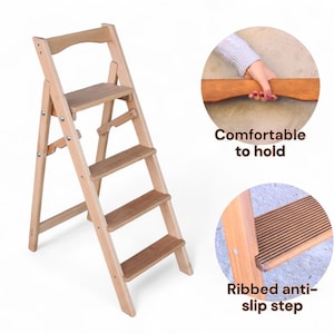 K&ouml;nnte beinhalten: Eine Holztreppe mit vier Stufen und einem oberen Regal. Die Treppe ist zusammengeklappt und hat ein Handlauf. Die Stufen haben eine geriffelte, rutschfeste Oberfl&auml;che. Der Handlauf ist angenehm zu halten.