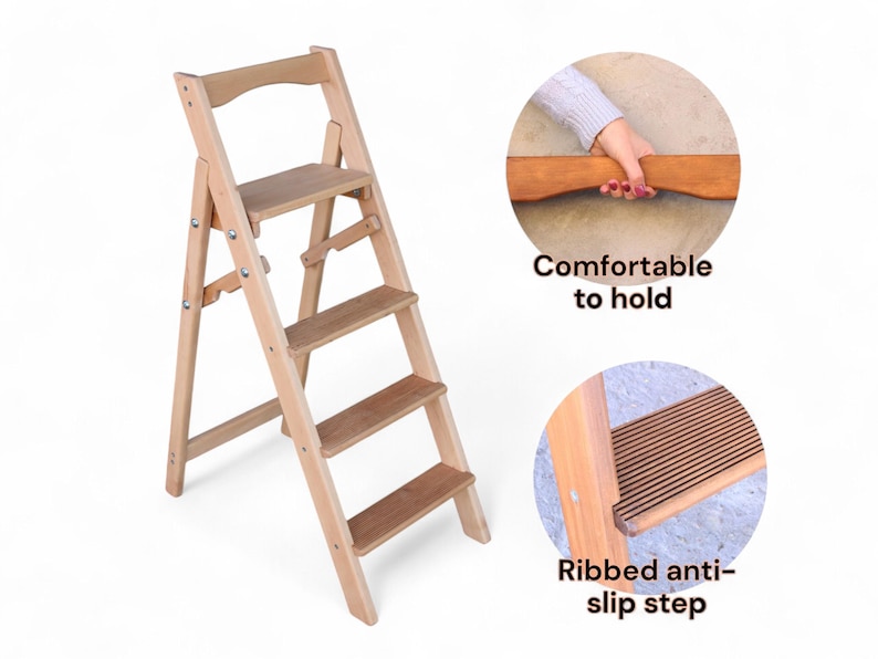 K&ouml;nnte beinhalten: Eine Holztreppe mit vier Stufen und einem oberen Regal. Die Treppe ist zusammengeklappt und hat ein Handlauf. Die Stufen haben eine geriffelte, rutschfeste Oberfl&auml;che. Der Handlauf ist angenehm zu halten.