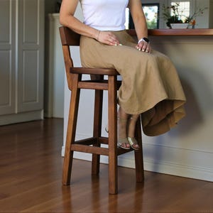Kinderstoel Natuurlijk massief hout met een comfortabele zitting voor de bar Rustieke boerderijmeubels Vintage stoelen voor pub, keuken