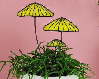 Buntglas-Pilze-Pflanzenstecker als Vatertagsgeschenk. Einzigartige Gartendekoration für Pilzliebhaber. Cottagecore inspiriertes Ornament