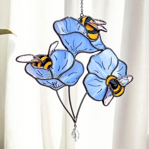 Attrape-soleil en vitrail avec abeilles et fleurs bleues. Cadeau de Noël pour maman. Cadeau fait main, décoration intérieure moderne, cadeau pour les amoureux des abeilles.