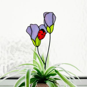 Fleur en vitrail avec décor végétal de coccinelle. Capteur de fleurs pour accessoires de jardin. Cadeau d'art de jardin pour les mamans et les amateurs de plantes !