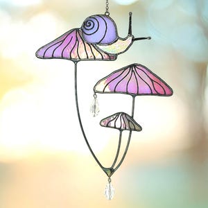 Acchiappasole a forma di lumaca in vetro colorato su funghi rosa – Decorazione da appendere alla finestra fatta a mano