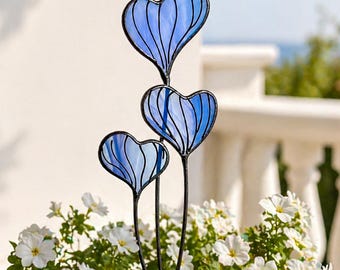 Handgefertigte, herzförmige Pilze aus blauem Glas. Verspielter Pflanzenstecker. Geburtstagsgeschenk für Naturliebhaber und Dekoration für Zuhause.