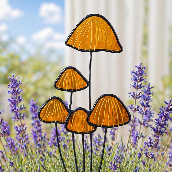 Bruine paddenstoelen gebrandschilderd glas plant spel. Prachtige handgemaakte decoratie voor plantenliefhebbers. Perfect cadeau voor moeder
