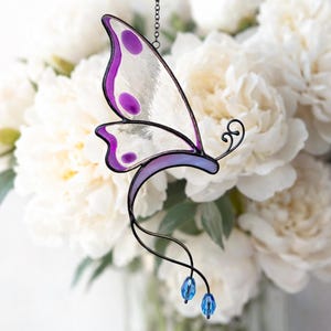 Stained glass purple butterfly suncatcher. Memory gift, remembrance gift. In loving memory decor. Sympathy window hanging, handmade gift