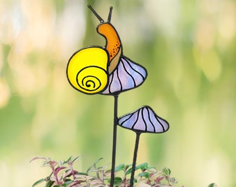 Snail on Mushrooms Stained Glass Plant Stake. Handmade Garden Ornament for Mushroom Lovers. Cottagecore Inspired Decor. Housewarming Gifts