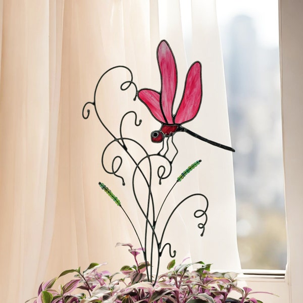 Libelle Suncatcher Pflanzenstecker. Lebhaftes Beeren-Rosa-Buntglas-Gartendekor. Perfekte Housewarming oder Geburtstagsgeschenk für Freunde