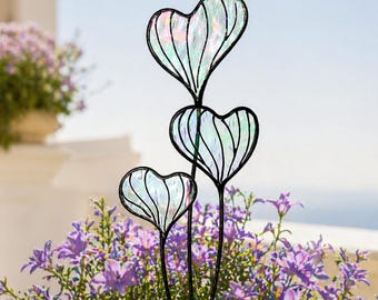 Estaca para plantas con corazones iridiscentes de vidrieras. Regalo navideño hecho a mano para la decoración del hogar. Ideal para amantes de la jardinería y de las plantas.