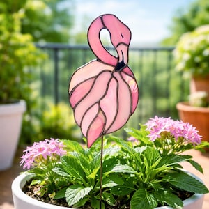Skimrande rosa flamingo-växtpåke. Flamingo-trädgårdsblomma i målat glas. Unik present till växtmamma.