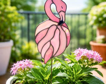 Estaca para plantas em forma de flamingo rosa iridescente. Vitral de flamingo para jardim, ideal para presentear com flores. Presente exclusivo para amantes de plantas.
