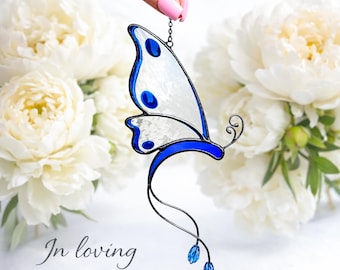 Acchiappasole a forma di farfalla blu in vetro colorato. Regalo commemorativo, decorazione in ricordo di una persona cara, decorazione da appendere alla finestra per esprimere condoglianze.