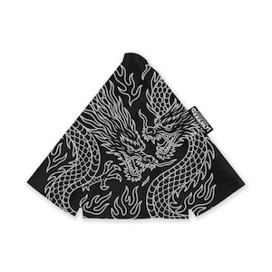 Puede incluir: Accesorio de tela negra con un diseño de dragón blanco y llamas. El dragón está detallado con escamas y una expresión feroz. El accesorio tiene la palabra "LOWRED" impresa. Este artículo es probablemente un accesorio para el coche.
