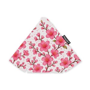 Puede incluir: Un tejido blanco triangular con un patrón repetido de flores de cerezo rosas y ramas marrones. Las flores están en plena floración. El tejido tiene pequeños puntos rosas. El texto "LOWRED" está impreso en una etiqueta negra.