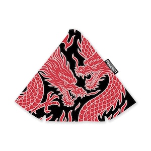 Puede incluir: Tela triangular negra y roja con un diseño de dragón. Dos dragones rojos se enfrentan sobre un fondo negro con llamas rojas. La palabra "LOWRED" está impresa en una pequeña etiqueta blanca.