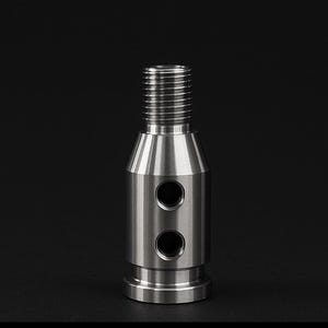 Könnte beinhalten: Eine zylindrische Metallkomponente mit einem Gewinde oben und zwei kreisförmigen Löchern. Die Komponente hat eine polierte Oberfläche und einen ausgestellten Mittelteil. Der Sockel ist flach und kreisförmig. Der Hintergrund ist schwarz.