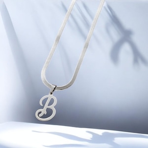 Collar de plata con letras del alfabeto para mujer: colgante de acero inoxidable con letras de la A a la Z
