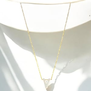 Collar con inicial de concha natural, colgante de perla con 26 letras, gargantilla de acero inoxidable y cobre, elegante joyería apilable para mujer