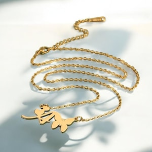 Collar con inicial de mariposa dorada: colgante de 26 letras, acero inoxidable, elegante regalo de joyería para mujer