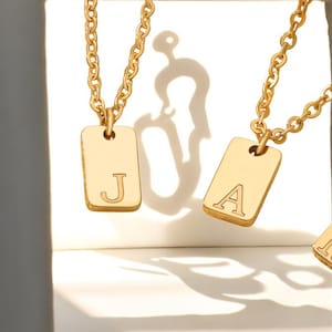 Collar con inicial cuadrada grabada: colgante de letra diminuta de acero inoxidable, regalo de joyería minimalista para mujeres, regalo de cumpleaños