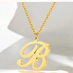 Collar con inicial cursiva dorada: colgante artístico con letra, elegante gargantilla de acero inoxidable