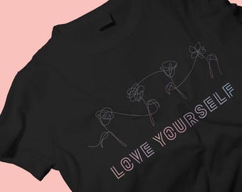Koszulka BTS Love Yourself Oversize – prezent dla fanów K-Popu Bangtan Merch dla ARMY – pomysł na prezent w postaci koreańskiej odzieży popowej Korea JungKook Jimin Suga RM