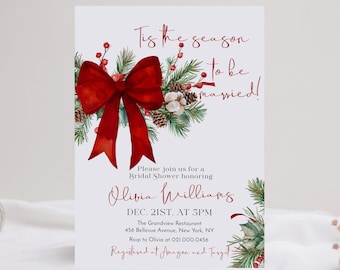 Puede incluir: Una tarjeta de invitación blanca para despedida de soltera con un gran lazo rojo, ramas de pino verdes, piñas y bayas rojas. El texto dice: Tis the season to be married! Please join us for a Bridal Shower honoring Olivia Williams, Dec. 21st, at 5pm.