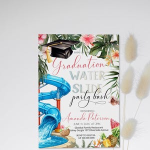 Puede incluir: Invitación a una fiesta de graduación con una ilustración de tobogán acuático azul. El texto dice "Graduation Water Slide Party Bash" y honra a Amanda Paterson. También se incluyen flores tropicales y un birrete.