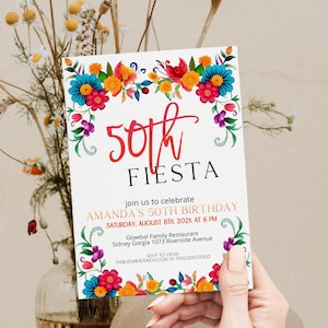 Puede incluir: Una invitación blanca con un borde floral colorido. El texto dice "50th Fiesta" e incluye detalles para la fiesta de cumpleaños número 50 de Amanda, incluyendo la fecha, la hora, la ubicación y la información de RSVP.