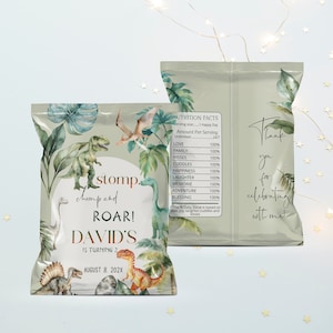 Op de afbeelding: Feestzakjes met een dinosaurus thema, met een lichtgroene achtergrond en aquarel illustraties van dinosaurussen en tropische bladeren. De voorkant van de zak zegt "stomp, chomp and ROAR! DAVID'S is turning 2 August 8, 202X". De achterkant zegt "Thank you for celebrating with me!"