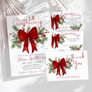 Peut inclure: Un ensemble de papeterie de f&ecirc;te pr&eacute;natale blanc avec des n&oelig;uds rouges, des branches de pin, des baies et des pommes de pin. Le texte inclut A Merry Little Baby Shower, Olivia Williams, Dec. 21st at 5pm, The Grandview Restaurant, 456 Bellevue Avenue, New York, NY, Books for baby, Diaper raffle, et Thank You.