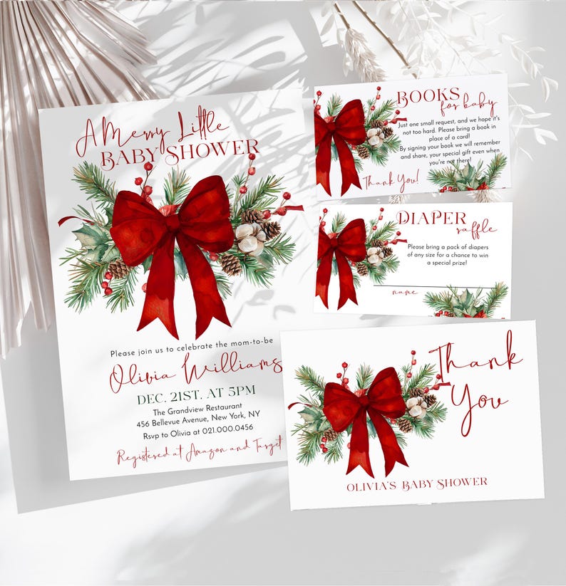 Peut inclure: Un ensemble de papeterie de f&ecirc;te pr&eacute;natale blanc avec des n&oelig;uds rouges, des branches de pin, des baies et des pommes de pin. Le texte inclut A Merry Little Baby Shower, Olivia Williams, Dec. 21st at 5pm, The Grandview Restaurant, 456 Bellevue Avenue, New York, NY, Books for baby, Diaper raffle, et Thank You.