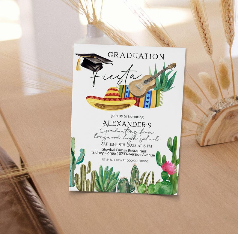 Puede incluir: Una invitaci&oacute;n a una fiesta de graduaci&oacute;n con una ilustraci&oacute;n de acuarela de un sombrero, una guitarra y cactus. El texto dice "Graduation Fiesta" e incluye el nombre del graduado, la fecha, la hora y el lugar.