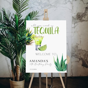 Op de afbeelding: Welkom bij Amanda's 30e verjaardagsfeest-bord met een tropisch thema in groen en wit. Het bord toont een margarita-glas met een limoenwig en de tekst "Alles wat je nodig hebt is Tequila".