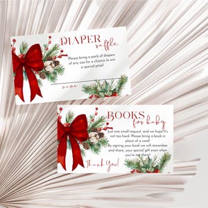Peut inclure: Deux cartes rectangulaires blanches avec une illustration &agrave; l'aquarelle d'un grand n&oelig;ud rouge, de branches de pin, de pommes de pin et de baies rouges. La carte du haut indique DIAPER raffle avec des instructions. Celle du bas indique BOOKS for baby.