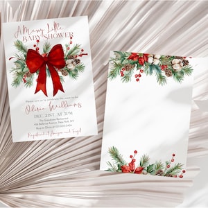 Peut inclure: Deux cartes d'invitation rectangulaires blanches orn&eacute;es d'illustrations &agrave; l'aquarelle de branches de pin, de baies rouges, de pommes de pin et de fleurs de coton. La carte de gauche pr&eacute;sente un grand n&oelig;ud rouge et le texte A Messy Little Baby Shower.