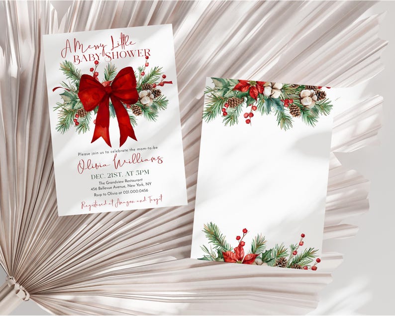 Peut inclure: Deux cartes d'invitation rectangulaires blanches orn&eacute;es d'illustrations &agrave; l'aquarelle de branches de pin, de baies rouges, de pommes de pin et de fleurs de coton. La carte de gauche pr&eacute;sente un grand n&oelig;ud rouge et le texte A Messy Little Baby Shower.