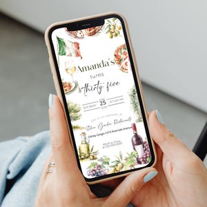 Könnte beinhalten: Ein Smartphone zeigt eine Einladung zu Amandas fünfunddreißigstem Geburtstag. Das Design zeigt italienische Aquarellillustrationen von Essen, Wein und der italienischen Flagge. Die Veranstaltung findet in den Olive Garden Restaurants statt.