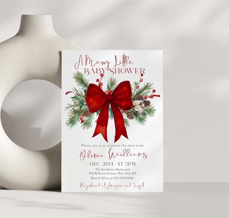 Peut inclure: Une carte d'invitation pour baby shower blanche avec un grand n&oelig;ud rouge, des branches de pin vertes, des baies rouges et des pommes de pin. Le texte indique A Merry Little BABY SHOWER, Olivia Williams, Dec. 21st at 5pm, The Grandview Restaurant.