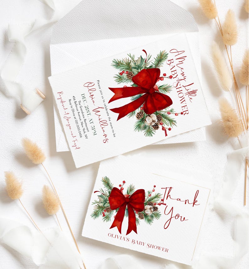 Peut inclure: Un ensemble de faire-part de baby shower et de carte de remerciement blanc avec une illustration aquarelle d'un grand n&oelig;ud rouge, de branches de pin vertes, de pommes de pin et de baies rouges. Le texte indique A Merry Little Baby Shower.