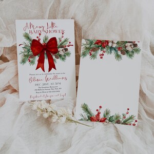 Peut inclure: Deux cartes rectangulaires blanches orn&eacute;es d'illustrations &agrave; l'aquarelle de branches de pin, baies rouges, pommes de pin et poinsettias. La carte de gauche affiche un texte rouge A Merry Little BABY SHOWER, Olivia Williams et les d&eacute;tails.