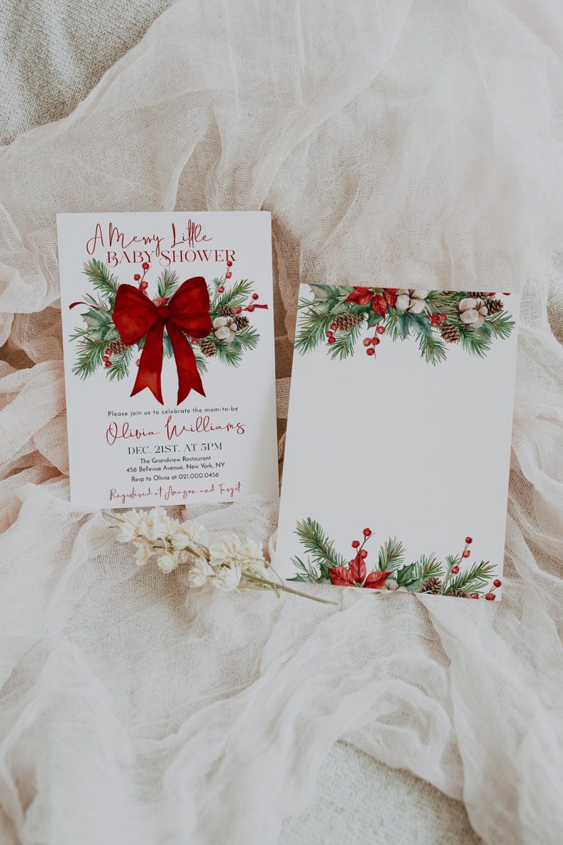 Peut inclure: Deux cartes rectangulaires blanches orn&eacute;es d'illustrations &agrave; l'aquarelle de branches de pin, baies rouges, pommes de pin et poinsettias. La carte de gauche affiche un texte rouge A Merry Little BABY SHOWER, Olivia Williams et les d&eacute;tails.