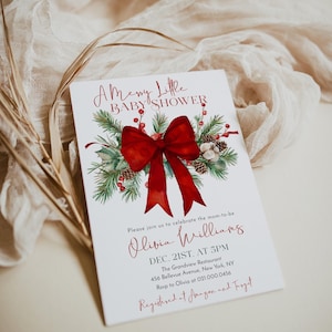 Peut inclure: Une carte d'invitation rectangulaire blanche pour une f&ecirc;te pr&eacute;natale avec un grand n&oelig;ud rouge, des branches de pin vertes, des baies rouges et des pommes de pin. Le texte indique A Merry Little BABY SHOWER, Olivia Williams, DEC. 21ST. AT 5PM, The Grandview Restaurant, 456 Bellevue Avenue, New York, NY, Rsvp to Olivia at 021.000.0456, Registered at Amazon and Target.