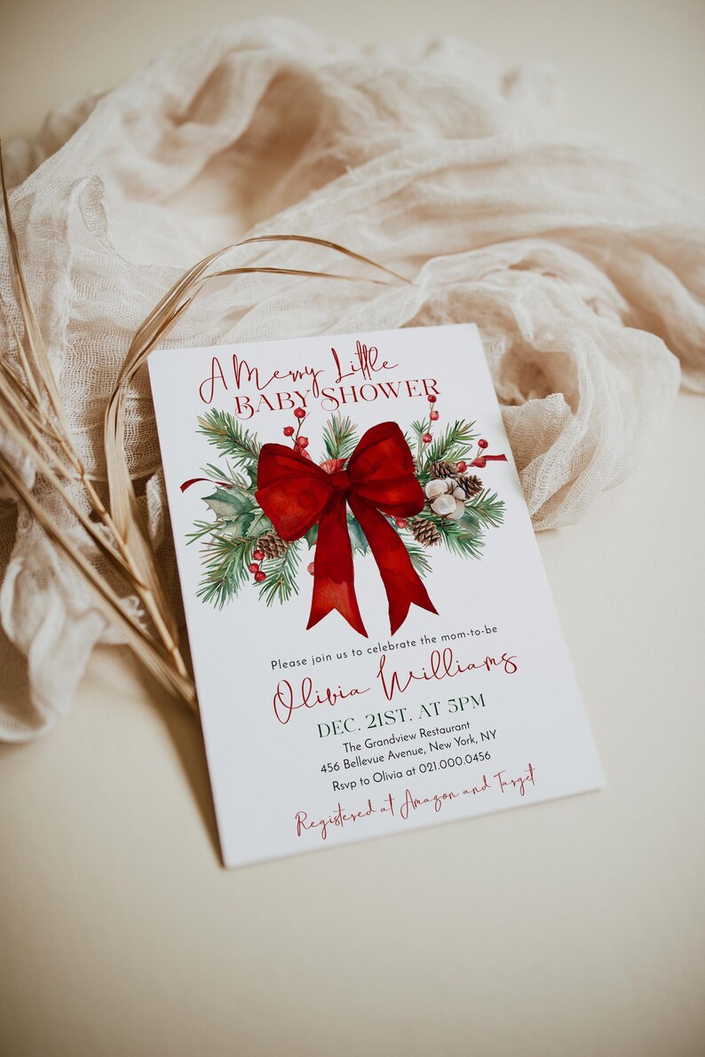 Peut inclure: Une carte d'invitation rectangulaire blanche pour une f&ecirc;te pr&eacute;natale avec un grand n&oelig;ud rouge, des branches de pin vertes, des baies rouges et des pommes de pin. Le texte indique A Merry Little BABY SHOWER, Olivia Williams, DEC. 21ST. AT 5PM, The Grandview Restaurant, 456 Bellevue Avenue, New York, NY, Rsvp to Olivia at 021.000.0456, Registered at Amazon and Target.