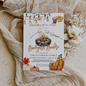 Op de afbeelding: Een gedrukte uitnodiging voor een achtertuin kampvuur, met aquarel illustraties van een kampvuur, marshmallows, pompoenen en bier. De uitnodiging bevat de tekst "Backyard Bonfire" en evenement details.