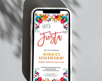 Puede incluir: Una invitación digital colorida para el 60 cumpleaños de Amanda. La invitación presenta un borde floral con el texto "Let's Fiesta" y detalles sobre el evento, incluyendo la fecha, la hora y la ubicación. La invitación se muestra en la pantalla de un teléfono inteligente.
