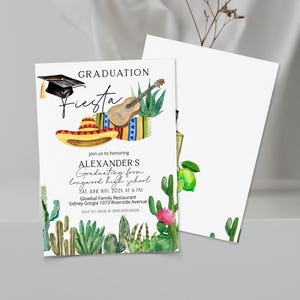 Puede incluir: Una invitaci&oacute;n a una fiesta de graduaci&oacute;n con un tema de cactus y sombrero. La invitaci&oacute;n presenta un gorro de graduaci&oacute;n, un sombrero, una guitarra y un cactus. El texto de la invitaci&oacute;n dice "Graduation Fiesta" e incluye el nombre "Alexander's" y la fecha y hora del evento.