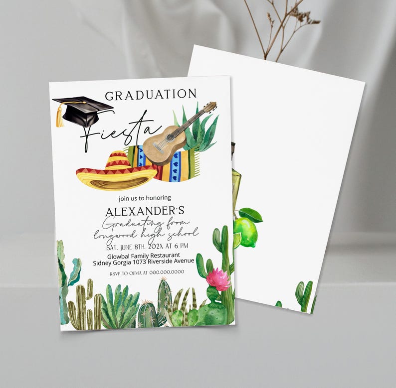 Puede incluir: Una invitaci&oacute;n a una fiesta de graduaci&oacute;n con un tema de cactus y sombrero. La invitaci&oacute;n presenta un gorro de graduaci&oacute;n, un sombrero, una guitarra y un cactus. El texto de la invitaci&oacute;n dice "Graduation Fiesta" e incluye el nombre "Alexander's" y la fecha y hora del evento.